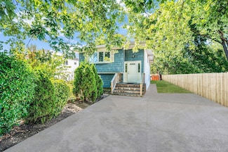 8 Willoughby St, Brentwood, NY 11717