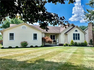 6851 Berry Blossom Dr, Canfield, OH 44406