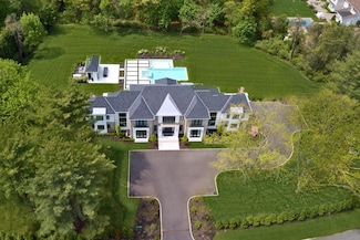 30 Evans Dr, Glen Head, NY 11545