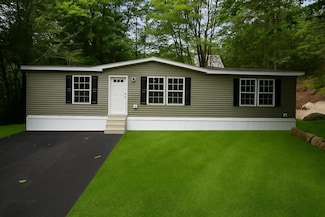 33 Lois Ln, Naples, ME 04055