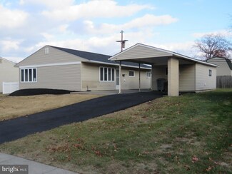 76 Thornyapple Ln, Levittown, PA 19054