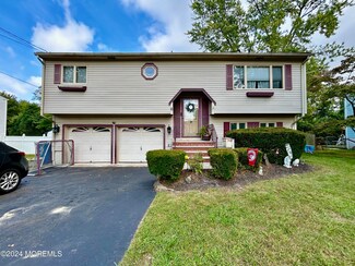 6 Brooklawn Dr, Hazlet, NJ 07730