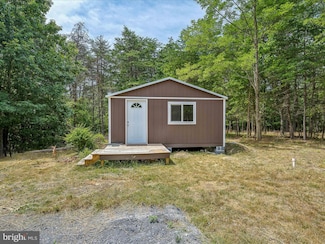 15 Clear Spring Ln, Berkeley Springs, WV 25411