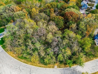 5565 NW Raintree Dr, Parkville, MO 64152