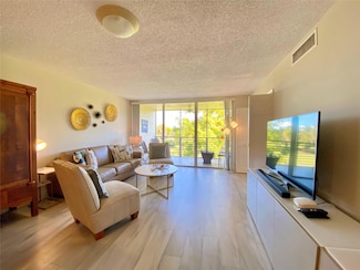 3800 Oaks Clubhouse Dr Unit 311, Pompano Beach, FL 33069