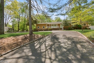 17 Chiplou Ln, Scotch Plains, NJ 07076
