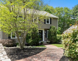 4 Houlton St, Bedford, MA 01730