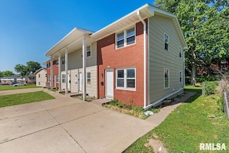 2704 Magnolia Dr, Bettendorf, IA 52722
