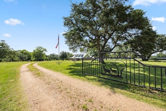 1089 Club Dr, Columbus, TX 78934