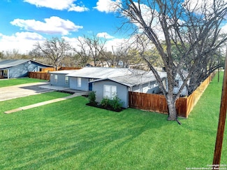 2209 Avenue V, Hondo, TX 78861