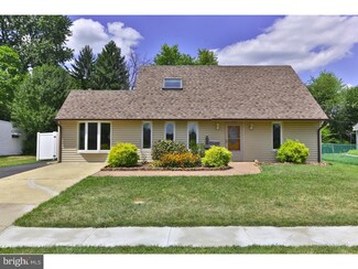135 Vermillion Dr, Levittown, PA 19054