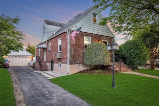 32 Jedwood Place, Valley Stream, NY 11581