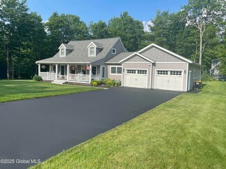 19 Montgomery Ct, West Sand Lake, NY 12196
