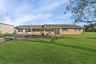 1311 Oak St, Anahuac, TX 77514