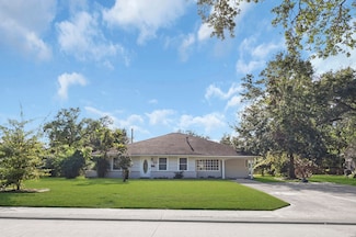 935 Magnolia St, Lake Jackson, TX 77566