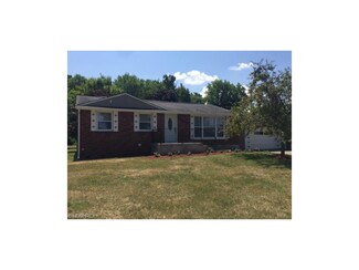 110 River Rd, Uhrichsville, OH 44683