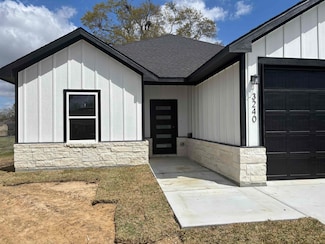 3240 Taft Ave, Groves, TX 77619