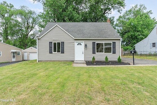 10 Perry Ave, Latham, NY 12110