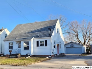 921 15th St NE, Mason City, IA 50401