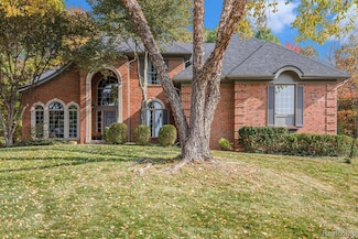 5641 Golf Pointe Dr, Clarkston, MI 48348