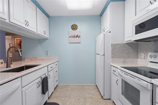 1 Plantation Dr Unit 203, Vero Beach, FL 32966