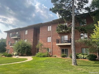 2725 E Maple Rd, Birmingham, MI 48009