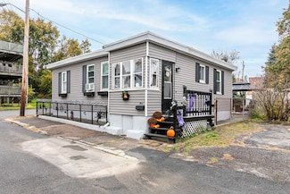 9 Baker St, Johnston, RI 02919