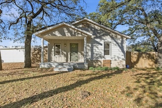 917 Carpenter St, Azle, TX 76020