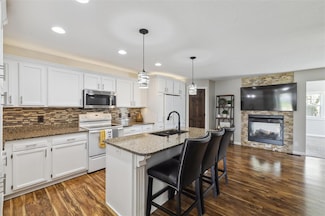 5809 NW 92nd Ct, Johnston, IA 50131