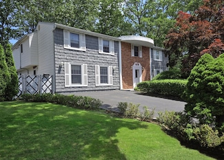 49 Hewes St, Port Jefferson Station, NY 11776