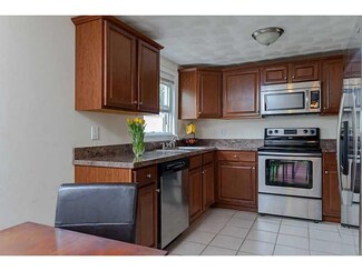 132 Gainsville Dr, Warwick, RI 02886