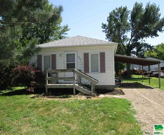 906 Vine St, Dakota City, NE 68731
