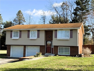 13 Lamplight Dr, Latrobe, PA 15650