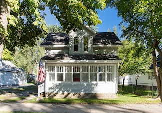 87 E 17th St, Holland, MI 49423