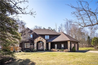 4523 Winding Woods Ln, Hamburg, NY 14075
