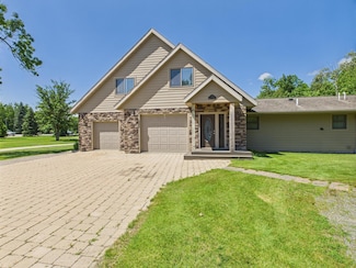201 Birch Dr N, Warroad, MN 56763
