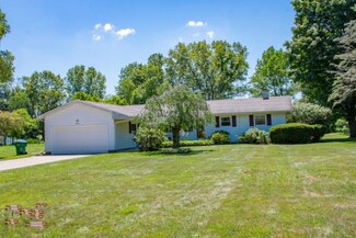 26433 Hillview Dr, Edwardsburg, MI 49112