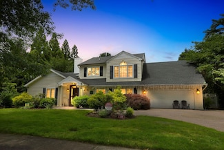 18 Sherwood Ln, Roslyn Heights, NY 11577