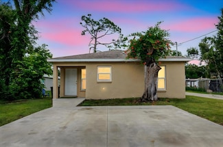 5723 5th St E, Bradenton, FL 34203