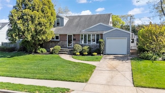 30 Lawrence St, Farmingdale, NY 11735