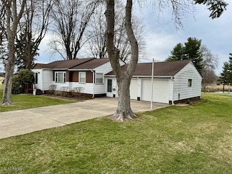7551 Pinedale St NE, Hartville, OH 44632