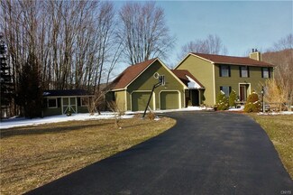 5348 Peninsula Rd, Tully, NY 13159