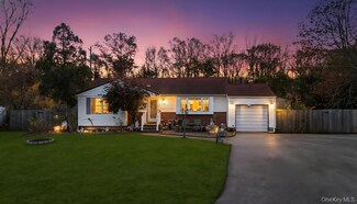 14 Urn Ct, Brentwood, NY 11717