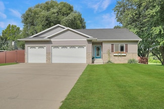 4662 Hoff Rd, Waterloo, IA 50701