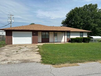 126 S Barker Ave, Bolivar, MO 65613