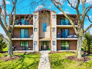 1215 Chalet Rd Unit 200, Naperville, IL 60563