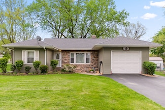 910 Albert Ave, Sycamore, IL 60178