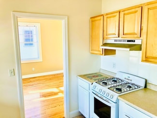 25 Roslyn St Unit 4, Salem, MA 01970