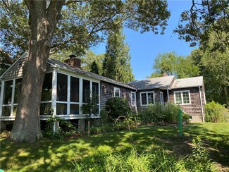 101 Hill Side St, Saunderstown, RI 02874