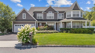 27 Lilac Ln, Ridge, NY 11961